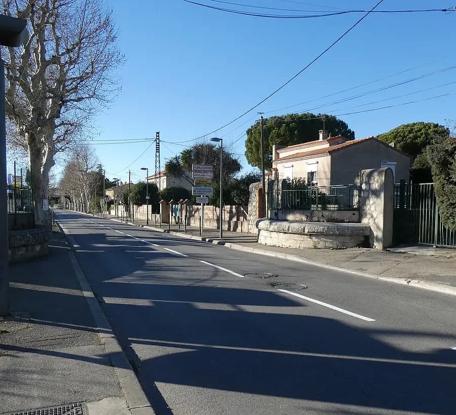 Habitations et rue résidentielle côté Allauch