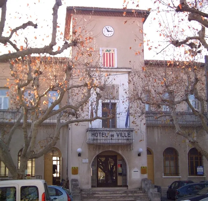 Hôtel de ville et place à La Bouilladisse