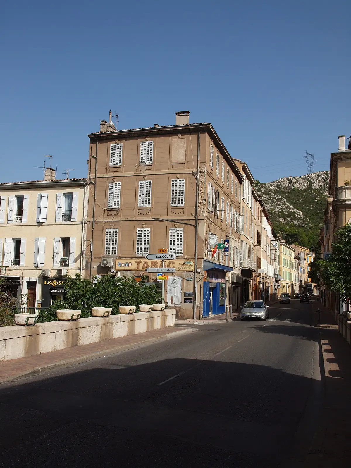 Avenue des Alliés à Roquevaire
