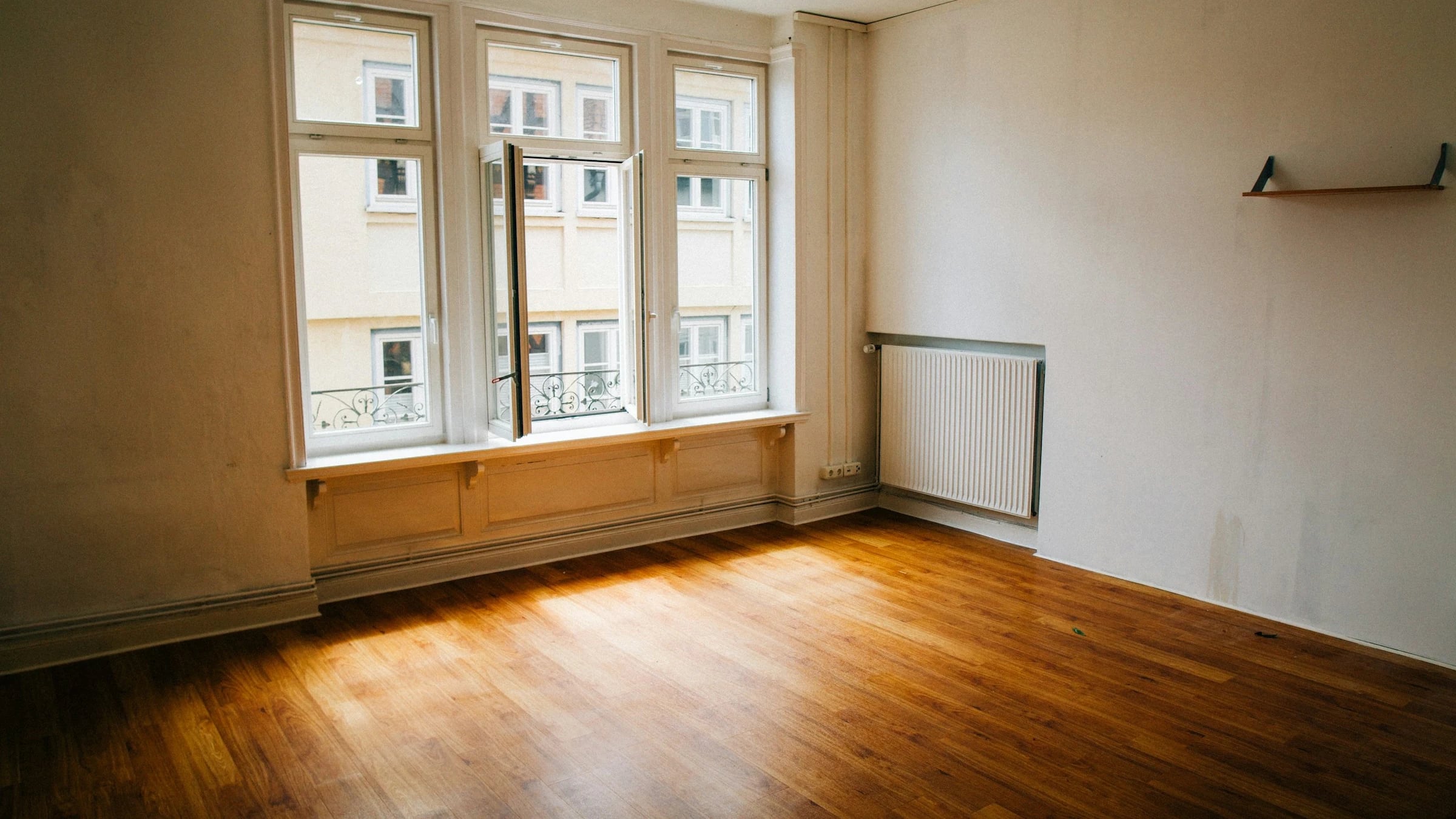 Après débarras : même salon vidé, sol et murs dégagés
