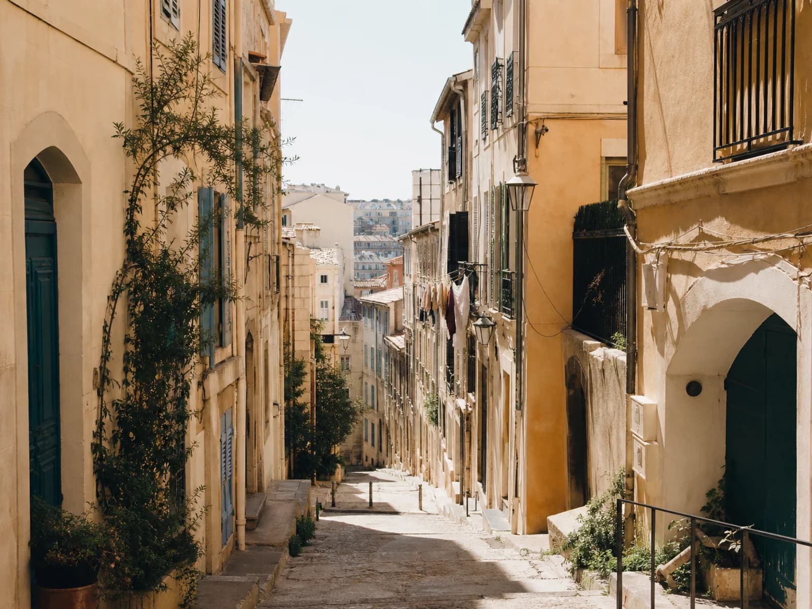 Petite rue du quartier du Panier à Marseille, façades en pierre